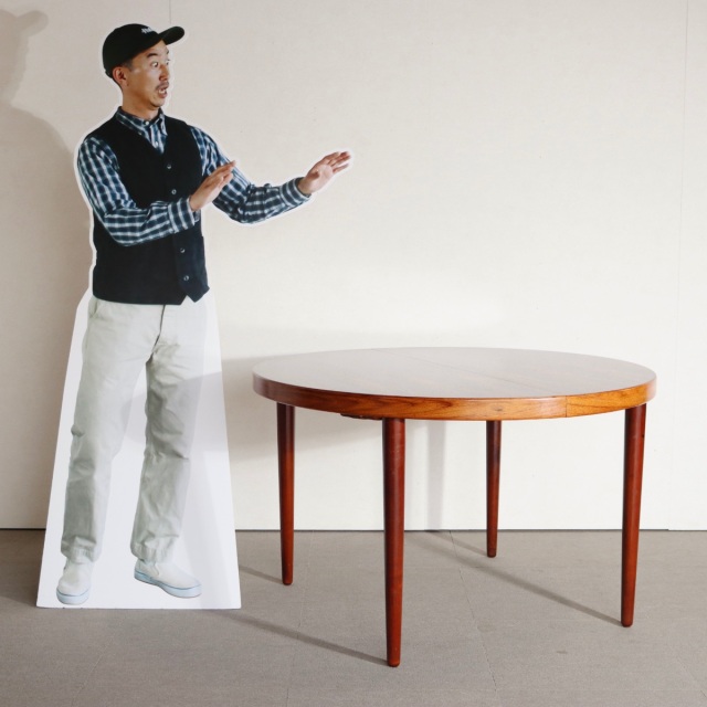 デンマーク製ラウンド型ダイニングテーブル。柔らかな光を受けて輝くチーク材。北欧ヴィンテージらしい穏やかな表情。