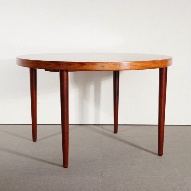 デンマーク製ラウンド型ダイニングテーブル。柔らかな光を受けて輝くチーク材。北欧ヴィンテージらしい穏やかな表情。