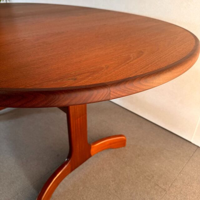 ジープランのオーバルダイニングテーブル