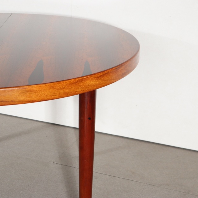 デンマーク製ラウンド型ダイニングテーブル。柔らかな光を受けて輝くチーク材。北欧ヴィンテージらしい穏やかな表情。