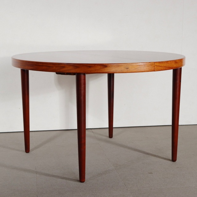 デンマーク製ラウンド型ダイニングテーブル。柔らかな光を受けて輝くチーク材。北欧ヴィンテージらしい穏やかな表情。