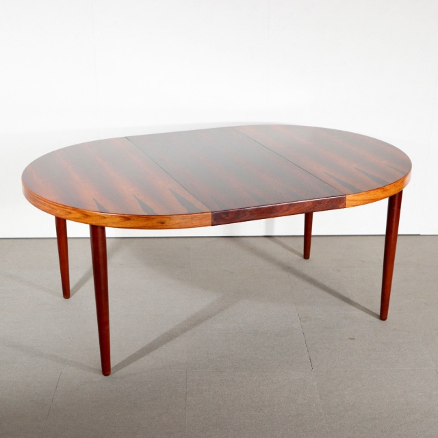 デンマーク製ラウンド型ダイニングテーブル。柔らかな光を受けて輝くチーク材。北欧ヴィンテージらしい穏やかな表情。