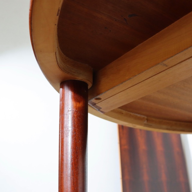 デンマーク製ラウンド型ダイニングテーブル。柔らかな光を受けて輝くチーク材。北欧ヴィンテージらしい穏やかな表情。