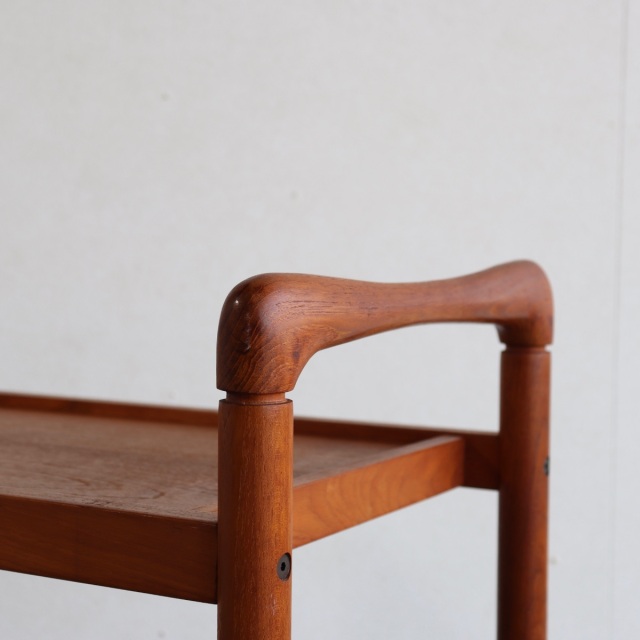 北欧ヴィンテージのチーク材のトロリー