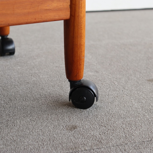 北欧ヴィンテージのチーク材のトロリー