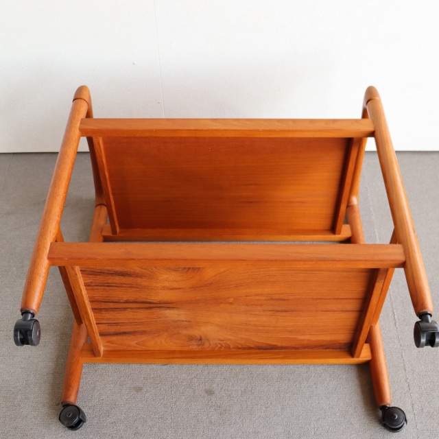 北欧ヴィンテージのチーク材のトロリー