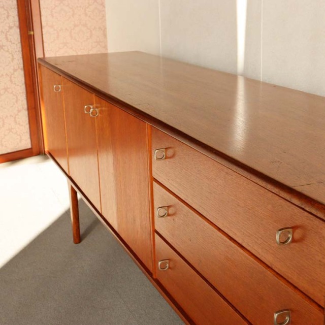 ヤンガーYOUNGERのサイドボード