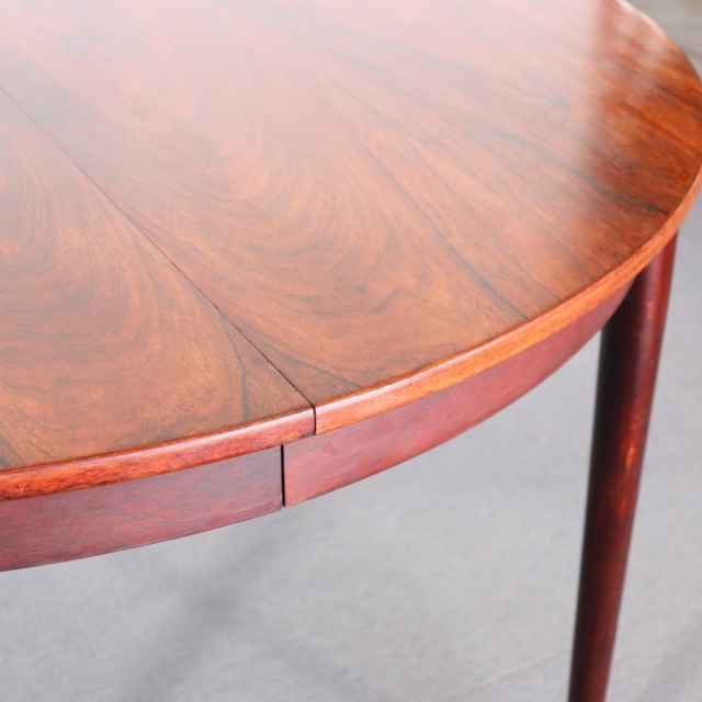 デンマーク製のラウンドダイニングテーブル。自然な経年の艶が魅力の北欧ヴィンテージ。ローズウッドの美しさを素直に味わえる一台。