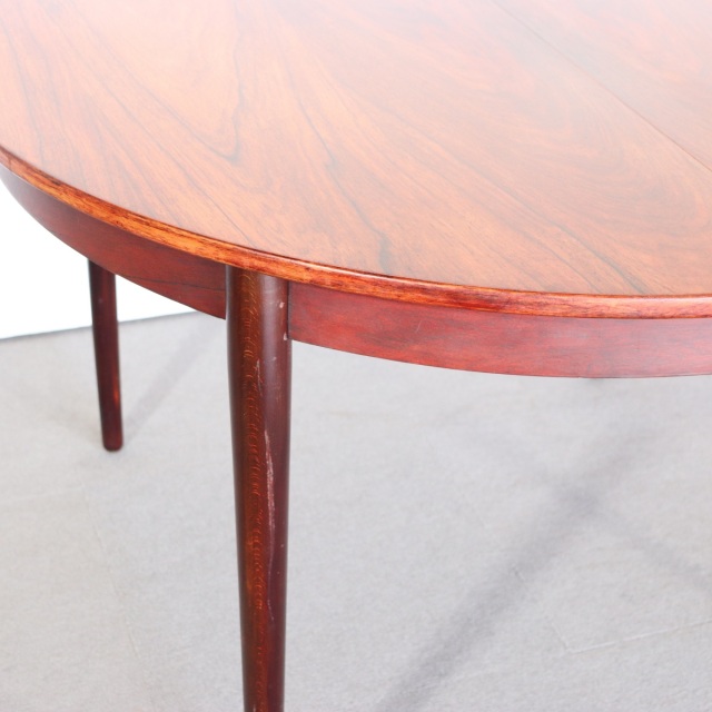 デンマーク製のラウンドダイニングテーブル。自然な経年の艶が魅力の北欧ヴィンテージ。ローズウッドの美しさを素直に味わえる一台。