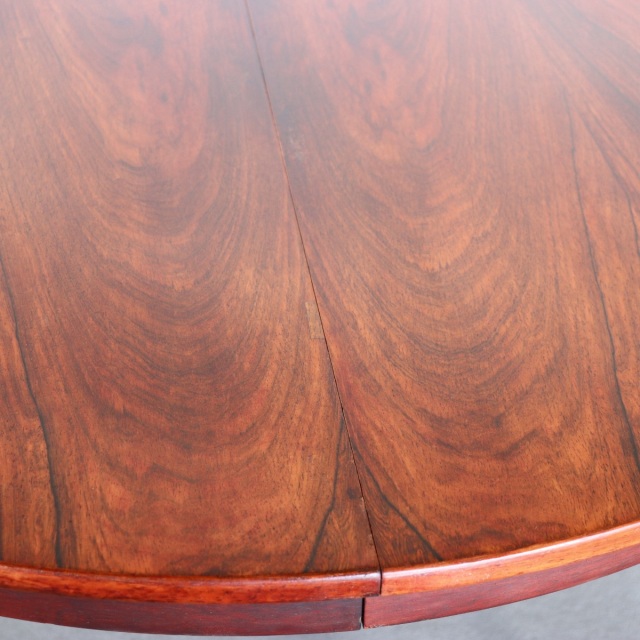 デンマーク製のラウンドダイニングテーブル。自然な経年の艶が魅力の北欧ヴィンテージ。ローズウッドの美しさを素直に味わえる一台。