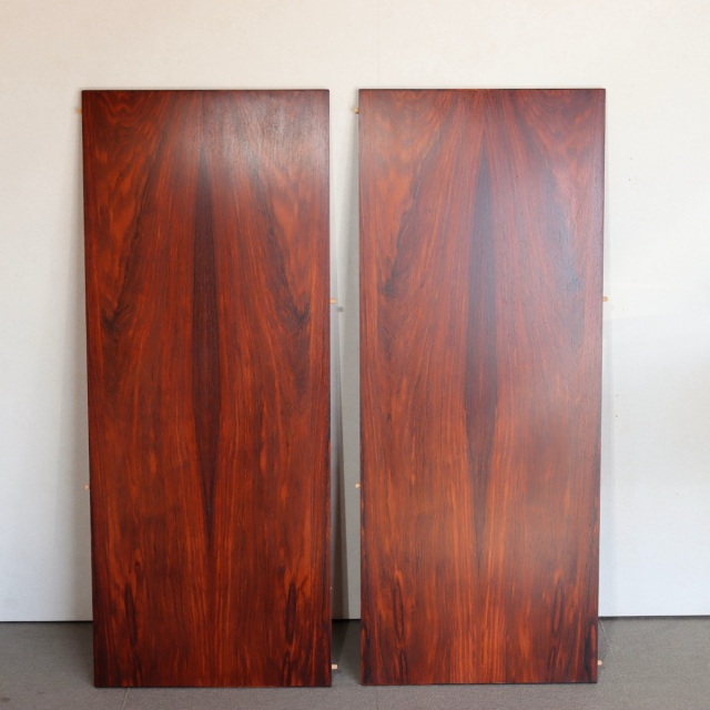 デンマーク製のラウンドダイニングテーブル。自然な経年の艶が魅力の北欧ヴィンテージ。ローズウッドの美しさを素直に味わえる一台。