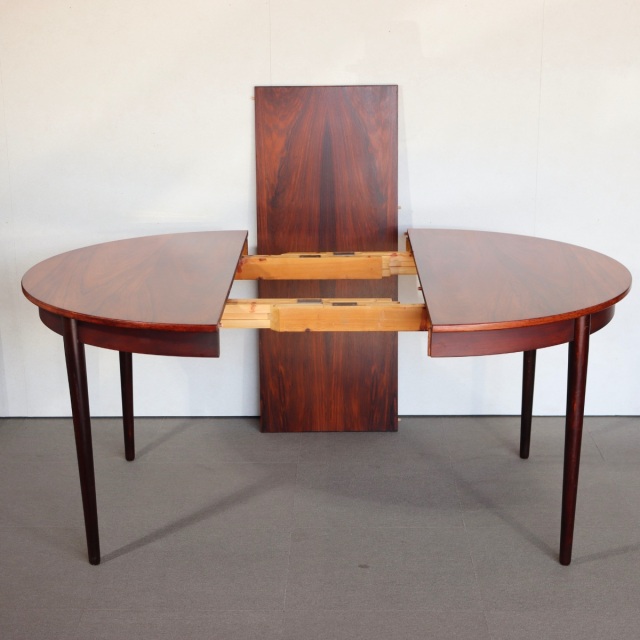 デンマーク製のラウンドダイニングテーブル。自然な経年の艶が魅力の北欧ヴィンテージ。ローズウッドの美しさを素直に味わえる一台。