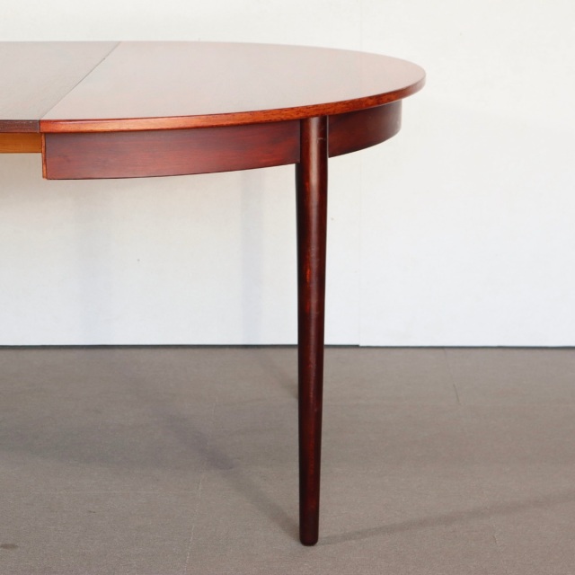 デンマーク製のラウンドダイニングテーブル。自然な経年の艶が魅力の北欧ヴィンテージ。ローズウッドの美しさを素直に味わえる一台。