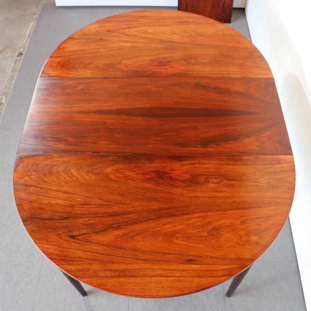 デンマーク製のラウンドダイニングテーブル。自然な経年の艶が魅力の北欧ヴィンテージ。ローズウッドの美しさを素直に味わえる一台。