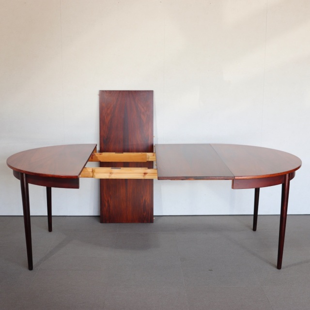 デンマーク製のラウンドダイニングテーブル。自然な経年の艶が魅力の北欧ヴィンテージ。ローズウッドの美しさを素直に味わえる一台。