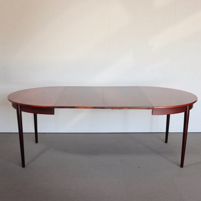 デンマーク製のラウンドダイニングテーブル。自然な経年の艶が魅力の北欧ヴィンテージ。ローズウッドの美しさを素直に味わえる一台。