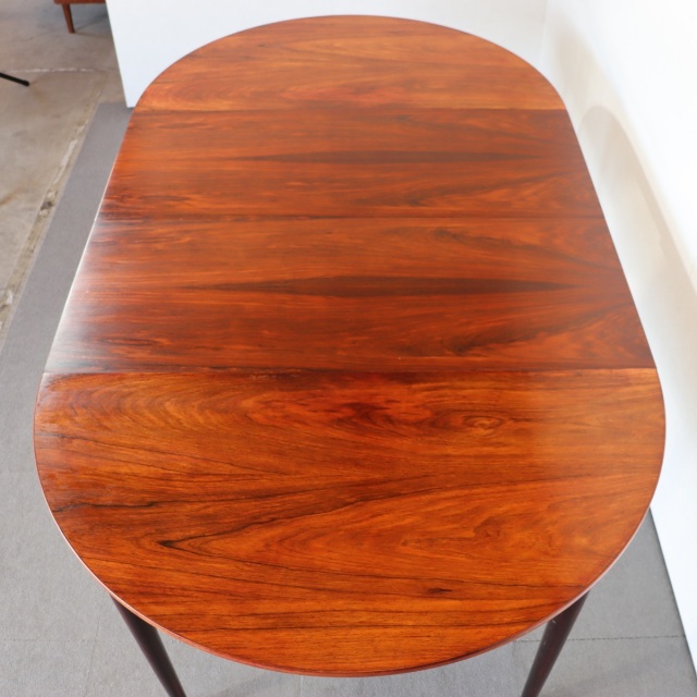 デンマーク製のラウンドダイニングテーブル。自然な経年の艶が魅力の北欧ヴィンテージ。ローズウッドの美しさを素直に味わえる一台。