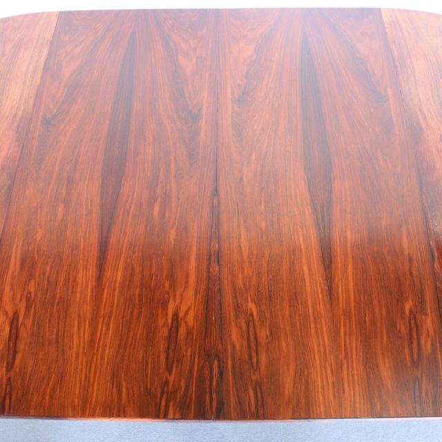 デンマーク製のラウンドダイニングテーブル。自然な経年の艶が魅力の北欧ヴィンテージ。ローズウッドの美しさを素直に味わえる一台。