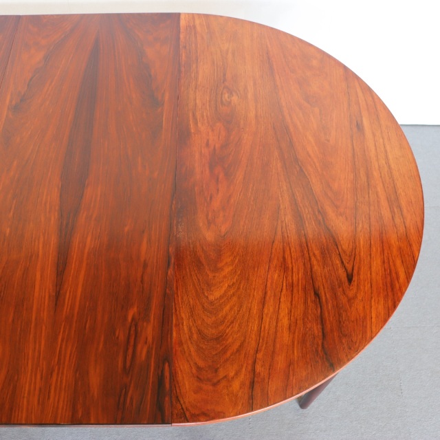 デンマーク製のラウンドダイニングテーブル。自然な経年の艶が魅力の北欧ヴィンテージ。ローズウッドの美しさを素直に味わえる一台。