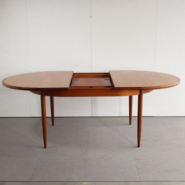 ジープランGーPLANのダイニングテーブル