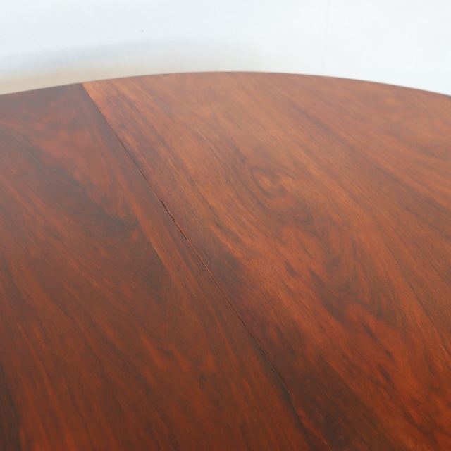デンマーク製のラウンドダイニングテーブル。自然な経年の艶が魅力の北欧ヴィンテージ。ローズウッドの美しさを素直に味わえる一台。