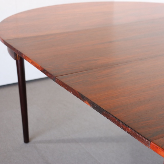 デンマーク製のラウンドダイニングテーブル。自然な経年の艶が魅力の北欧ヴィンテージ。ローズウッドの美しさを素直に味わえる一台。