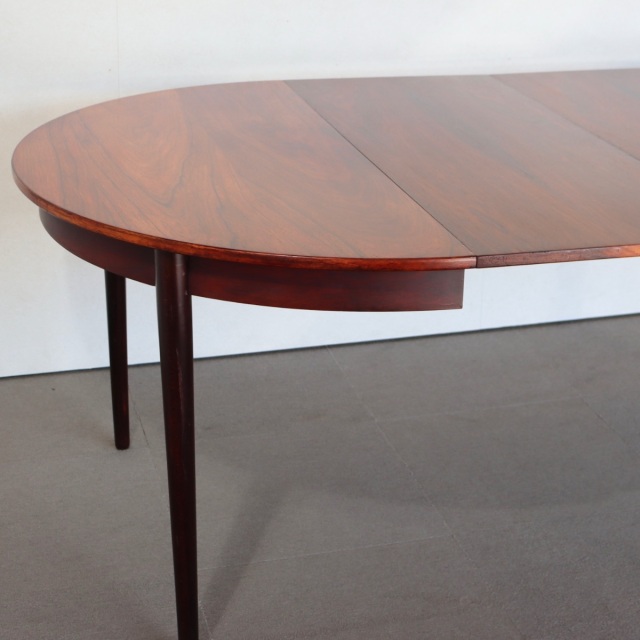 デンマーク製のラウンドダイニングテーブル。自然な経年の艶が魅力の北欧ヴィンテージ。ローズウッドの美しさを素直に味わえる一台。