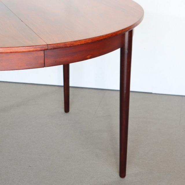 デンマーク製のラウンドダイニングテーブル。自然な経年の艶が魅力の北欧ヴィンテージ。ローズウッドの美しさを素直に味わえる一台。