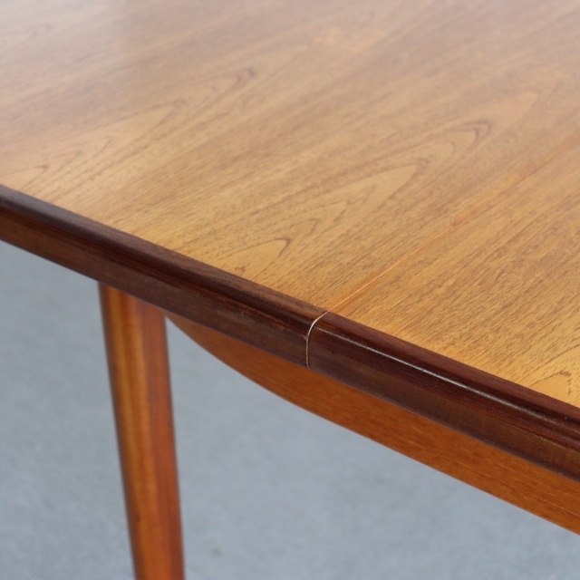 ジープランGーPLANのダイニングテーブル