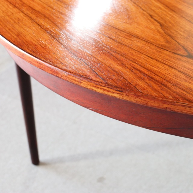 デンマーク製のラウンドダイニングテーブル。自然な経年の艶が魅力の北欧ヴィンテージ。ローズウッドの美しさを素直に味わえる一台。