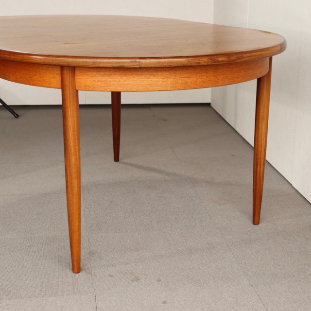 ジープランGーPLANのダイニングテーブル