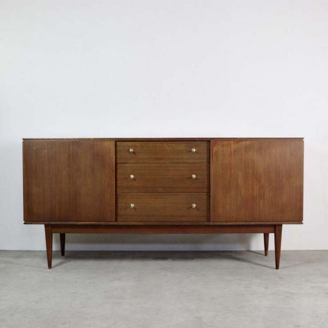 チーク材のサイドボード、真ん中には引き出し３段で撮ってはゴールド色、両端は扉、23170