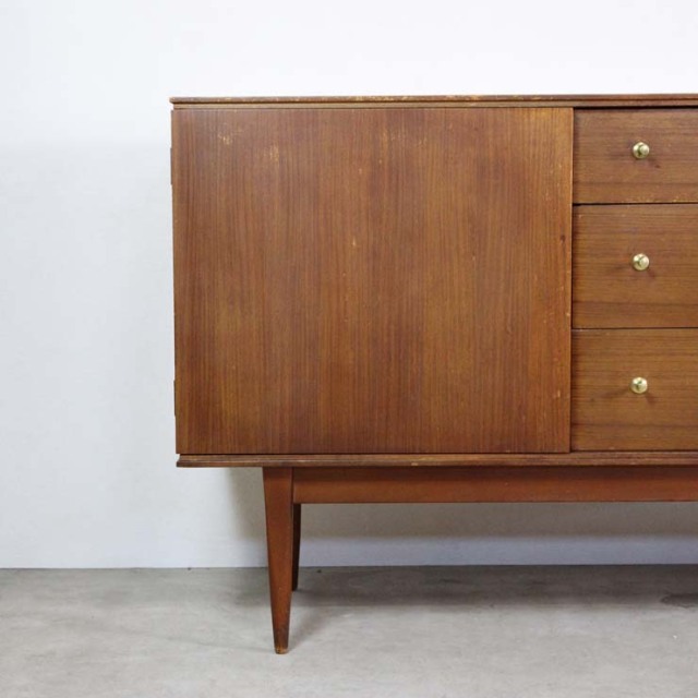 チーク材のサイドボード、真ん中には引き出し３段で撮ってはゴールド色、両端は扉、23170