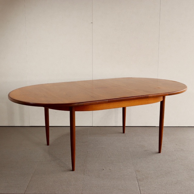 ジープランGーPLANのダイニングテーブル