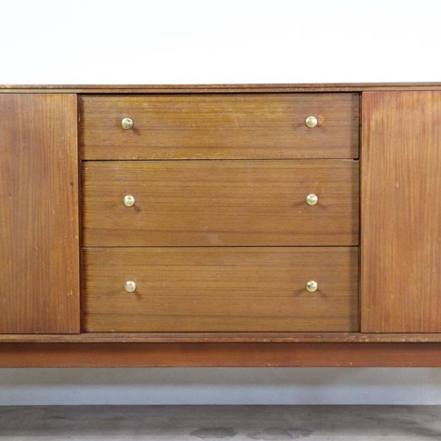 チーク材のサイドボード、真ん中には引き出し３段で撮ってはゴールド色、両端は扉、23170