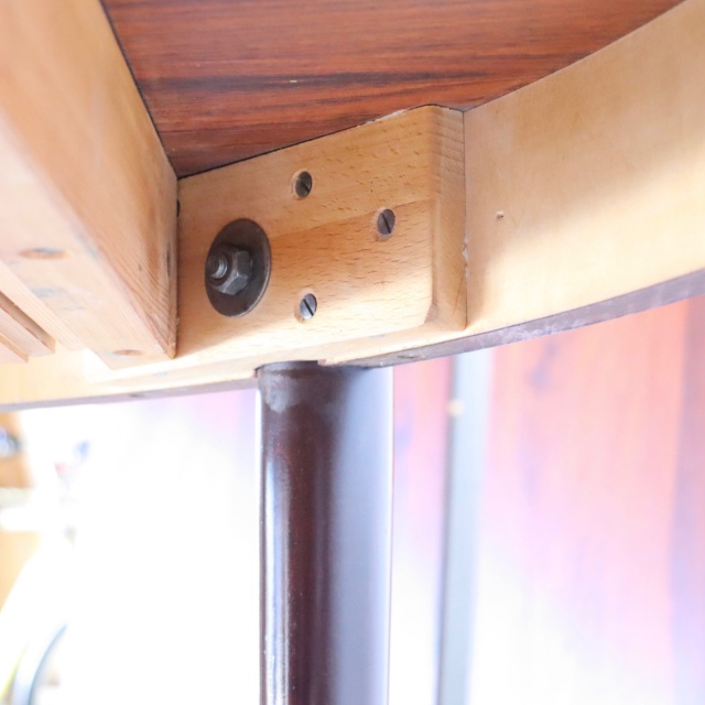 デンマーク製のラウンドダイニングテーブル。自然な経年の艶が魅力の北欧ヴィンテージ。ローズウッドの美しさを素直に味わえる一台。