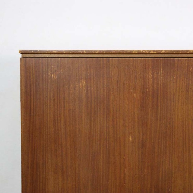 チーク材のサイドボード、真ん中には引き出し３段で撮ってはゴールド色、両端は扉、23170