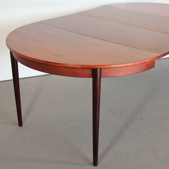 デンマーク製のラウンドダイニングテーブル。自然な経年の艶が魅力の北欧ヴィンテージ。ローズウッドの美しさを素直に味わえる一台。