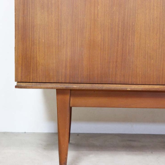 チーク材のサイドボード、真ん中には引き出し３段で撮ってはゴールド色、両端は扉、23170