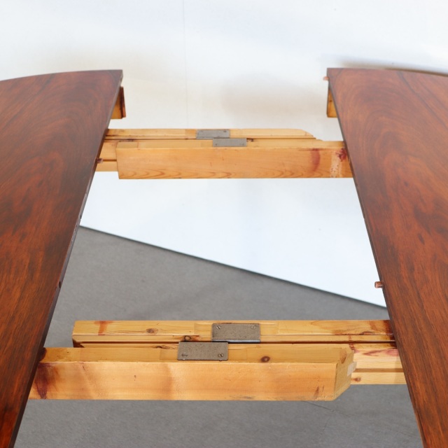 デンマーク製のラウンドダイニングテーブル。自然な経年の艶が魅力の北欧ヴィンテージ。ローズウッドの美しさを素直に味わえる一台。