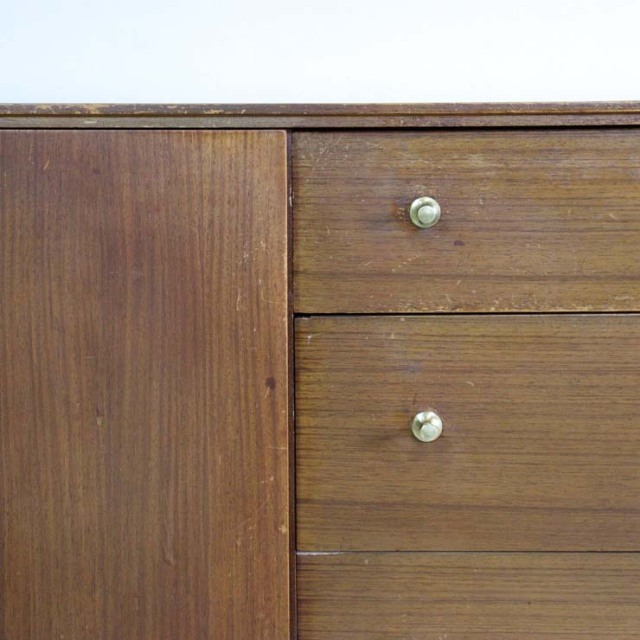 チーク材のサイドボード、真ん中には引き出し３段で撮ってはゴールド色、両端は扉、23170