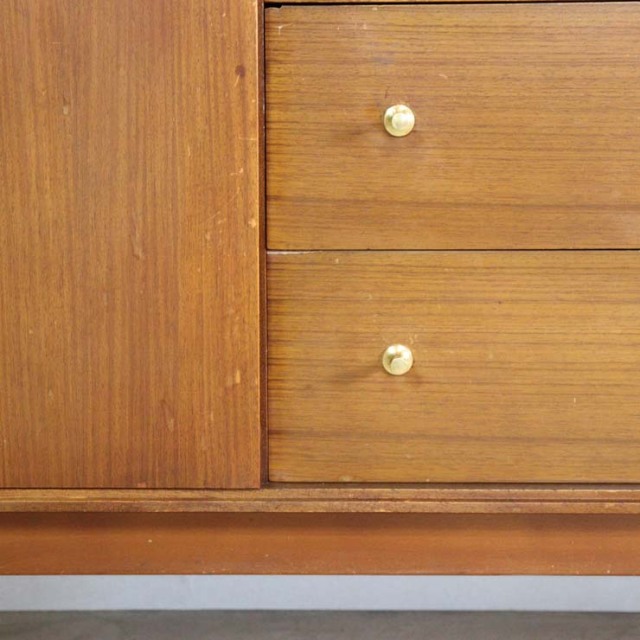 チーク材のサイドボード、真ん中には引き出し３段で撮ってはゴールド色、両端は扉、23170