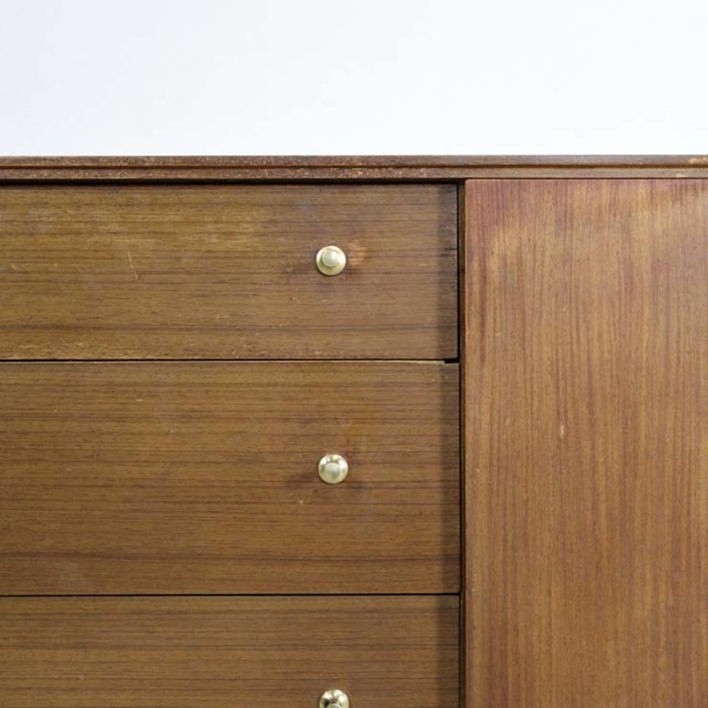 チーク材のサイドボード、真ん中には引き出し３段で撮ってはゴールド色、両端は扉、23170