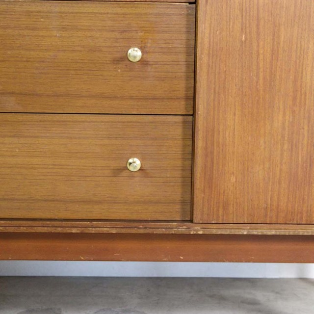 チーク材のサイドボード、真ん中には引き出し３段で撮ってはゴールド色、両端は扉、23170