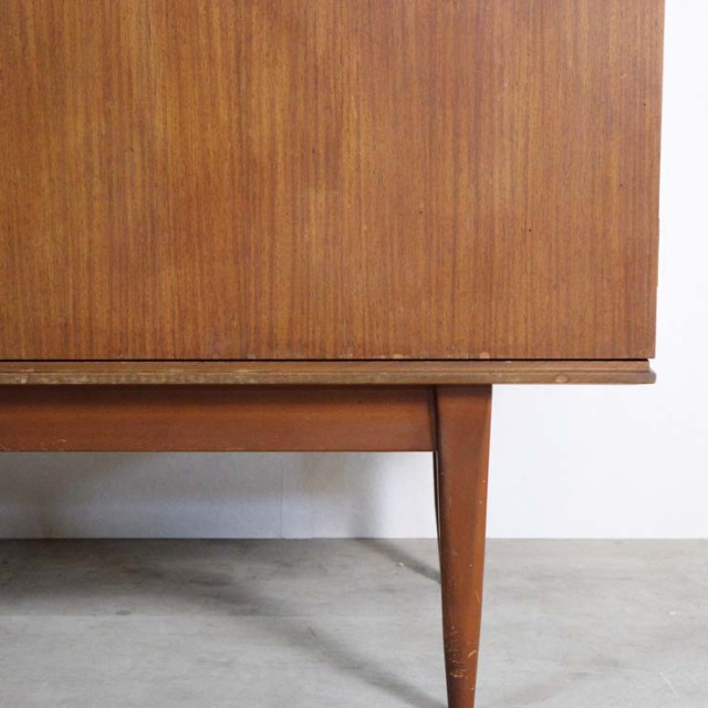 チーク材のサイドボード、真ん中には引き出し３段で撮ってはゴールド色、両端は扉、23170