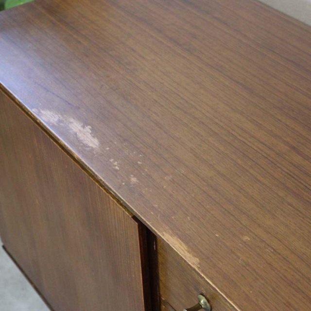 チーク材のサイドボード、真ん中には引き出し３段で撮ってはゴールド色、両端は扉、23170