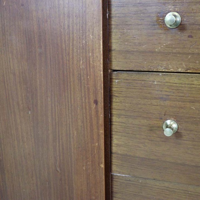 チーク材のサイドボード、真ん中には引き出し３段で撮ってはゴールド色、両端は扉、23170