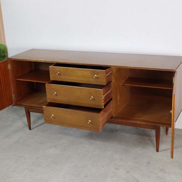 チーク材のサイドボード、真ん中には引き出し３段で撮ってはゴールド色、両端は扉、23170