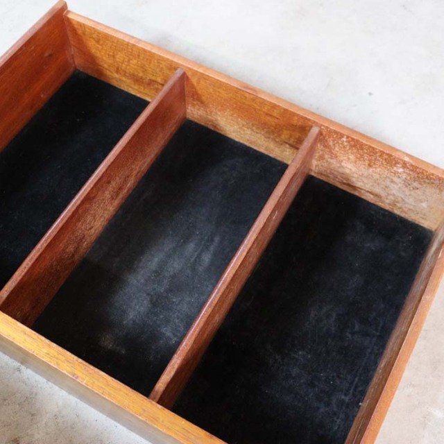 チーク材のサイドボード、真ん中には引き出し３段で撮ってはゴールド色、両端は扉、23170