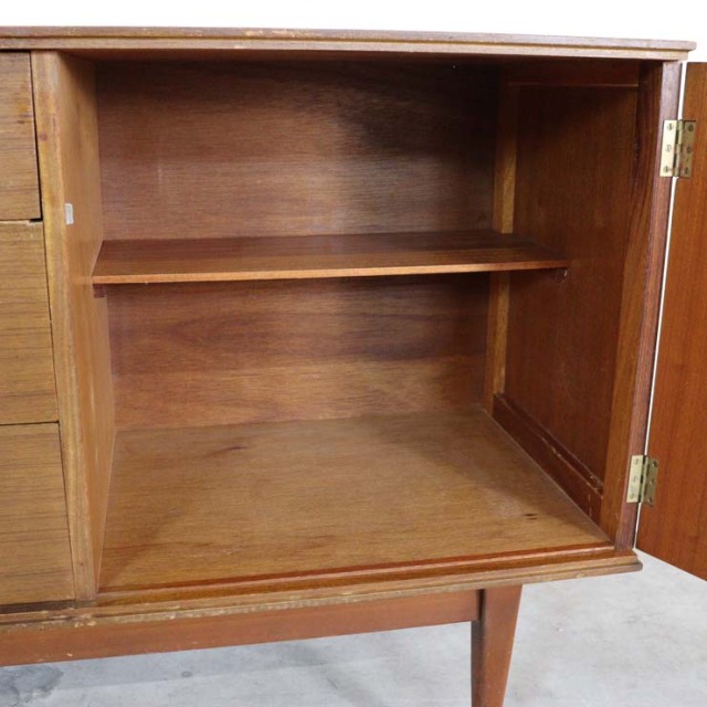 チーク材のサイドボード、真ん中には引き出し３段で撮ってはゴールド色、両端は扉、23170